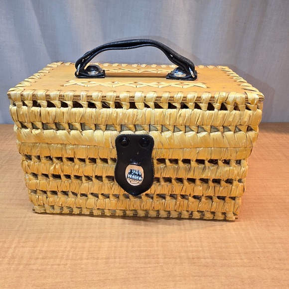 Other - RARE! Vintage Wicker Woven Make-up Cosmetic‎ Case Excellent Condition!